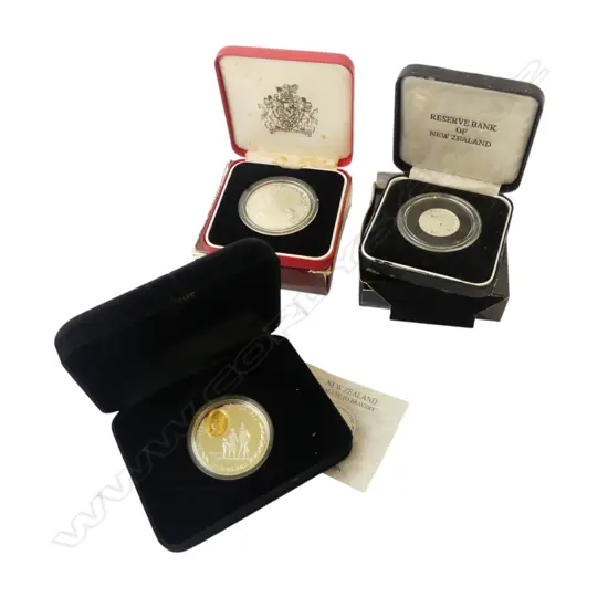 3 N.Z. SILVER COINS; 'SALUTE TO BRAVERY' SILVER COIN, SILVER 1980 40th ANN. DOLLAR & 1992 PIEDMONT $1 COIN, TOTAL 74gms