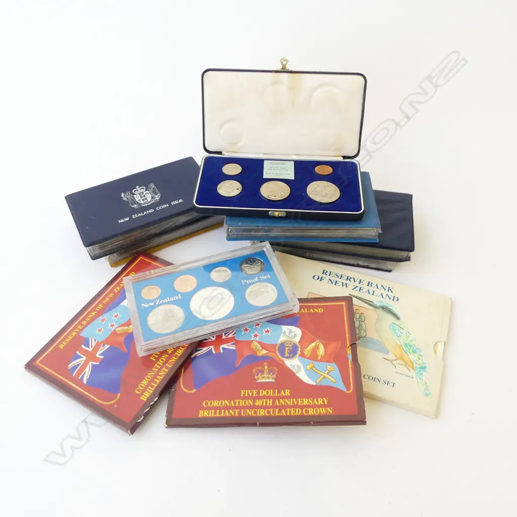 ASST. COM. COINS & N.Z. COIN SETS Image 1++