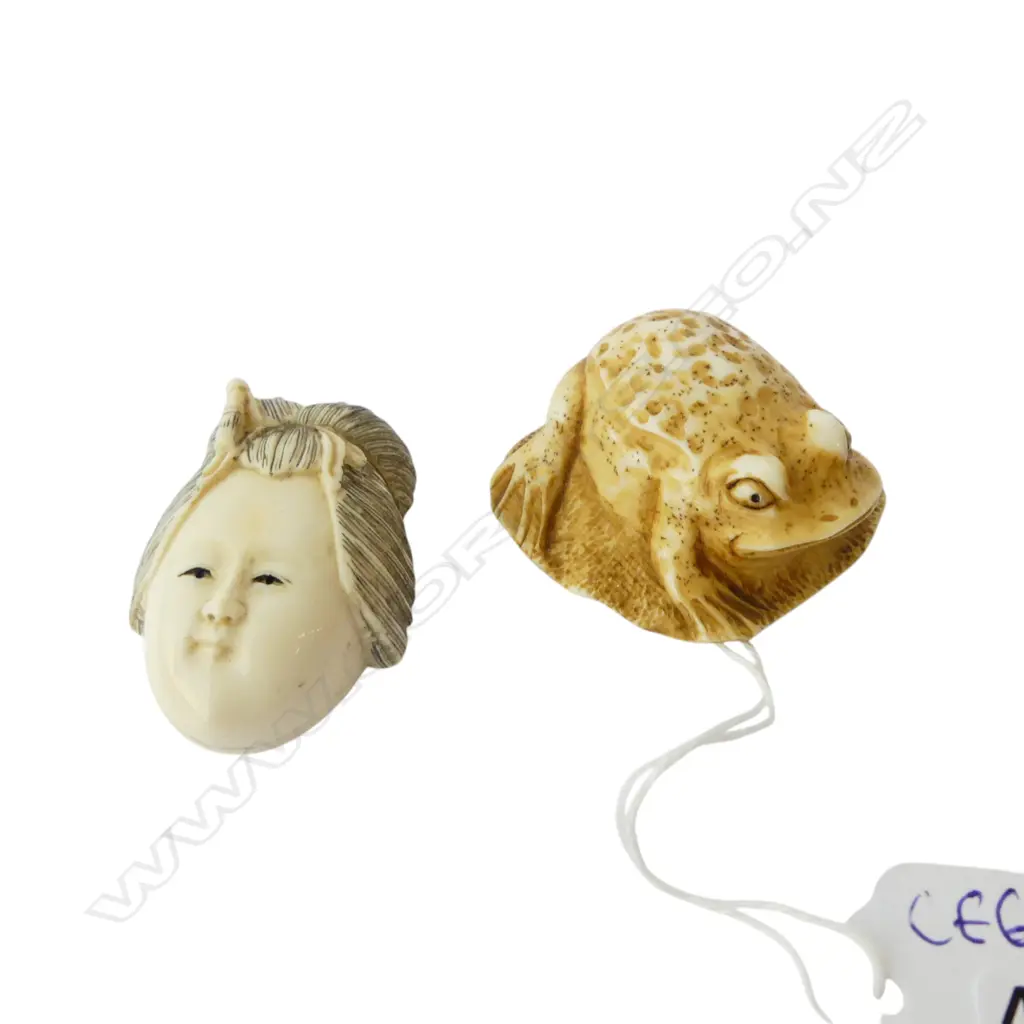 2 IVORY NETSUKE; WOMANS FACE H.45mm (SIGNED), FROG Image 1++