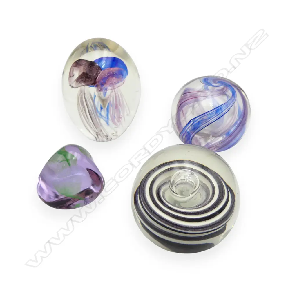 4 ART GLASS PAPER WEIGHTS; 2 CATHLESS PEBBLE H.120mm, 2 UNMARKED Image 1++