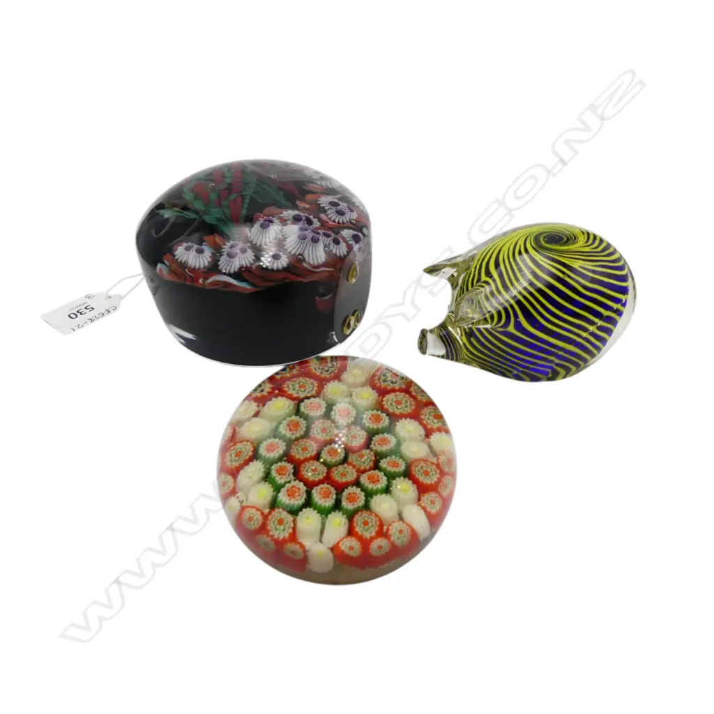 3 ART GLAS PAPER WEIGHTS; LUNBERG STUDIOS FISH BOWL H.100mm, SMASHING ART GLASS PIG & OTHER Image 1++