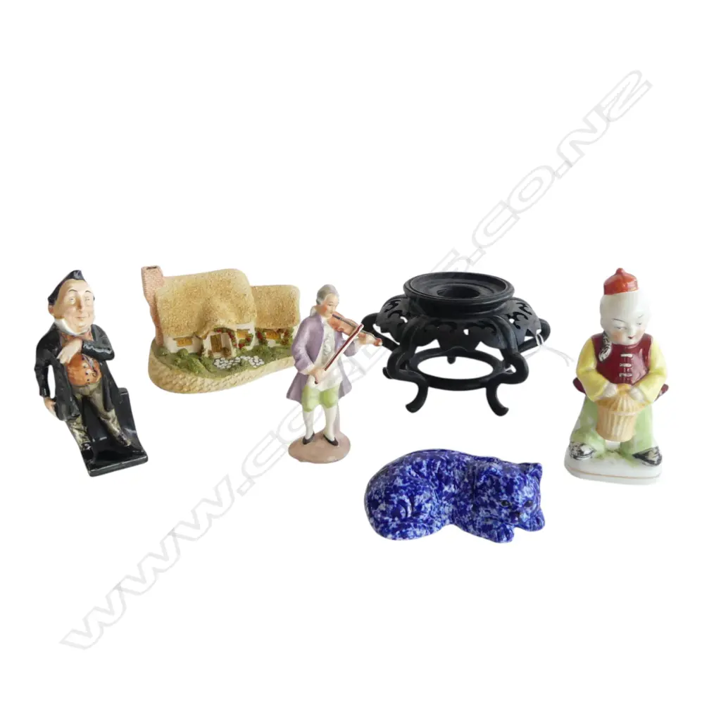 6 PCES; ORIENTAL STAND, DAVID WINTER 'ROSE COTTAGE', 3 FIGURINES INCL. DOULTON PECKSNIFF, BLUE CAT Image 1++