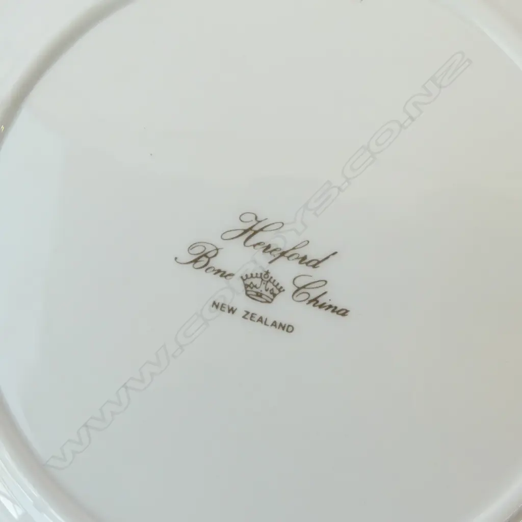 ROYAL HEREFORD N.Z. HAND PAINTED PLATE Dia.210mm Image 1++