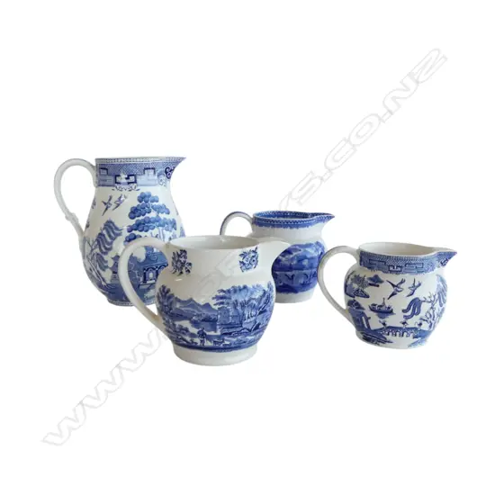 4 WEDGWOOD B/W COUNTRY SCENE/WILLOW PATTERN JUGS H.170mm