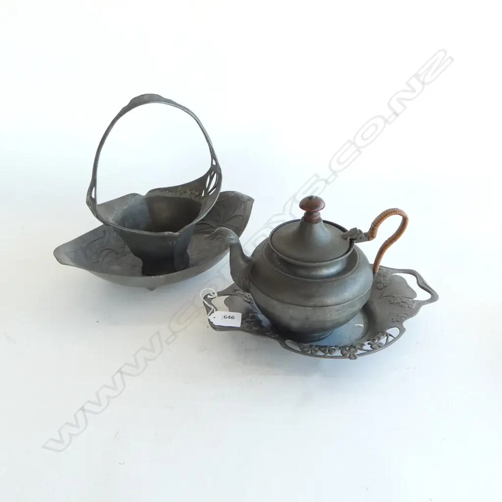 TUDRIC PEWTER CLOVER LEAF BOWL, KAYSERZINN BASKET, SERPANT TEAPOT, & DISH, L.290MM (DISH) Image 1++