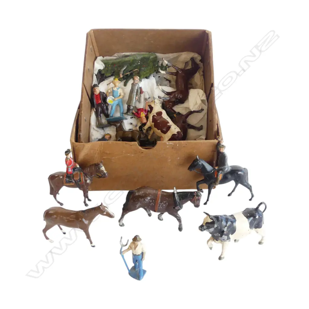 BOX OF LEAD FARM ANIMALLS Image 1++