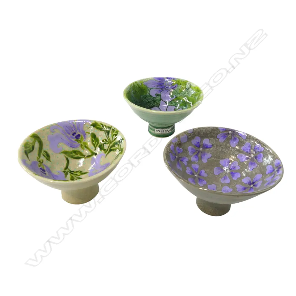 THREE KEUM SUN LEE PEDESTAL DISHES, PURPLE FLORAL DESIGNS, H70mm Image 1++