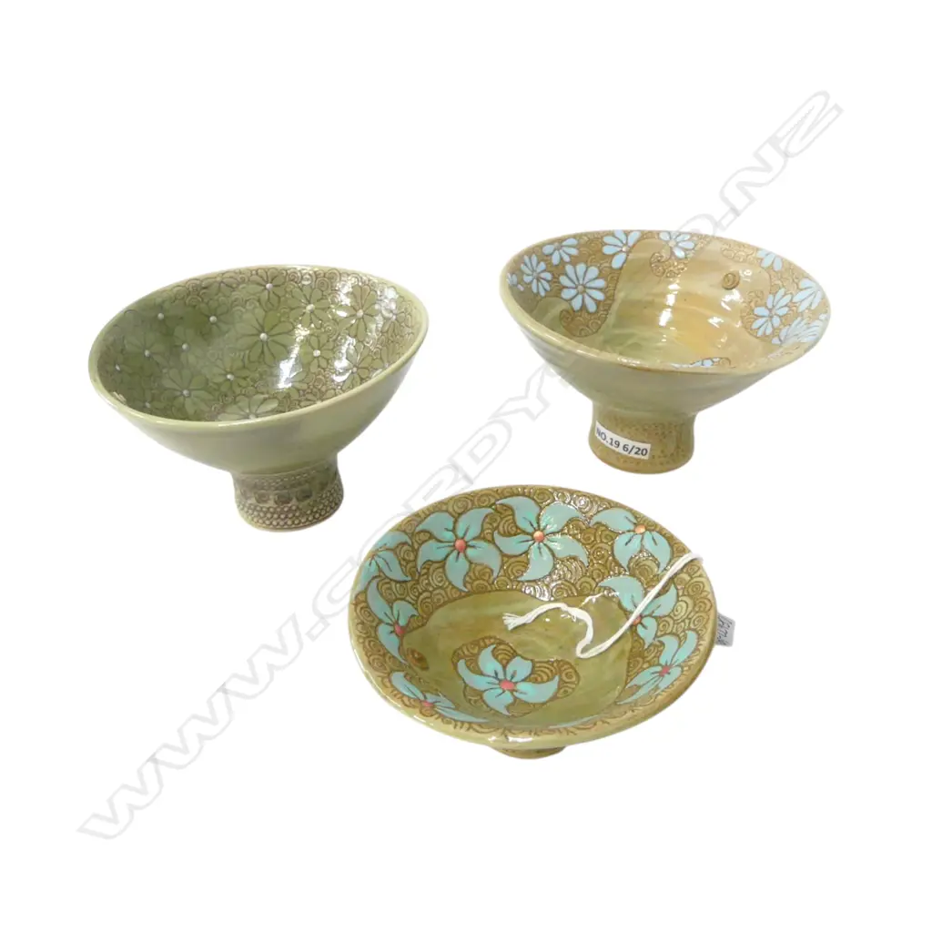 THREE KEUM SUN LEE PEDESTAL DISHES, OLIVE GRN/TURQUOISE FLORAL DESIGNS, GRADUATING SIZES, H80mm tallest Image 1++