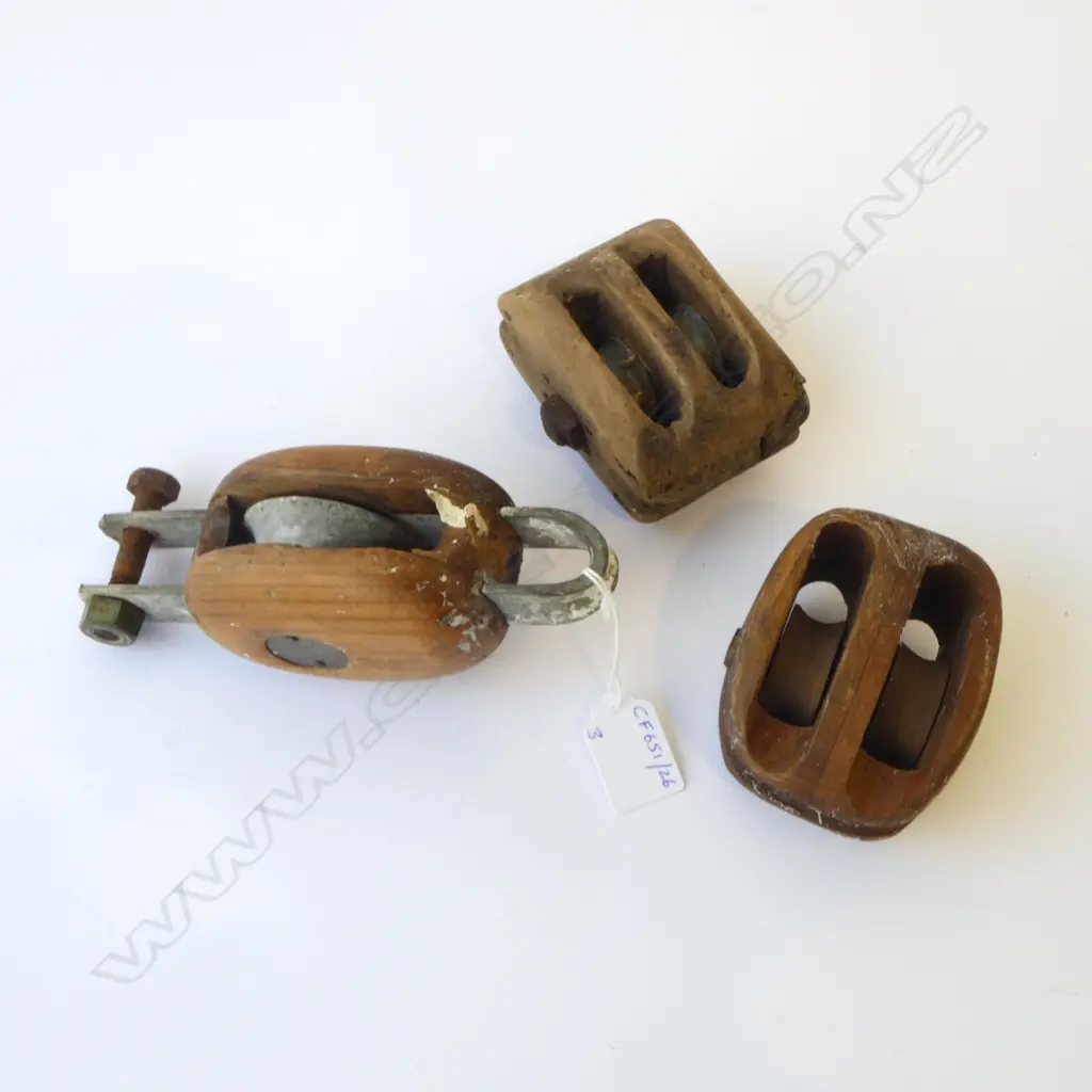THREE VINTAGE WOODEN BLOCK PULLEYS, L.95MM-180MM Image 1++