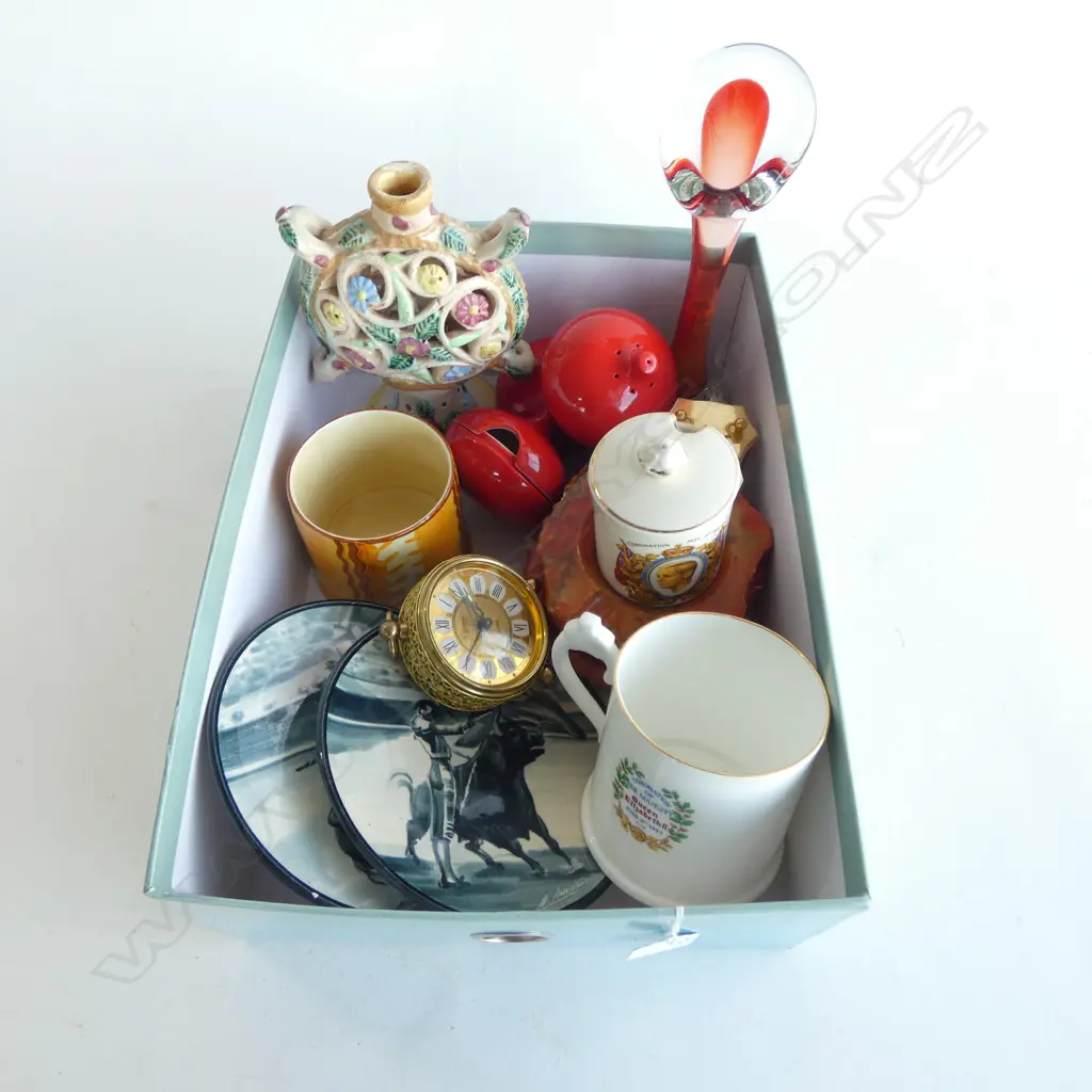 TRAY EUROPEAN & ENGLISH VINTAGE COLLECTABLES Image 1++