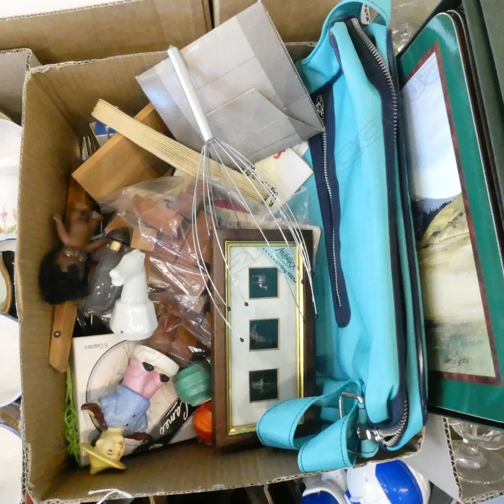 ASST COLLECTABLES INCLUDING AIRLINE EPHEMERA Image 1++