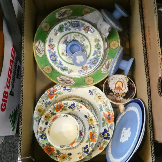 BOX OF QUALITY OLD CHINA: MASON'S + WEDGWOOD + CHINESE DECORATED ENGLISH WARES ETC