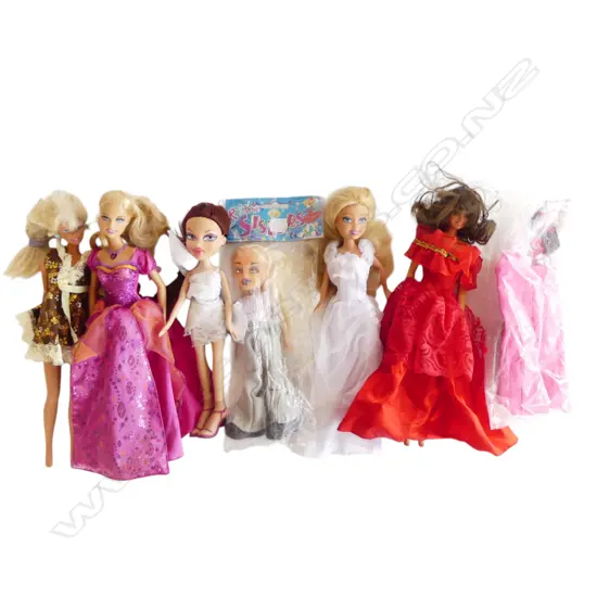 6 VINTAGE BARBIE/BRATZ STYLE DOLLS & EXTRA CLOTHES