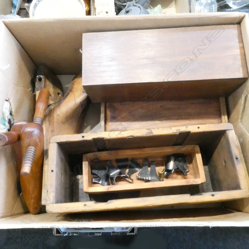 COLLECTION VINTAGE WOODEN BOXES & SHOE LASTS Image 1++