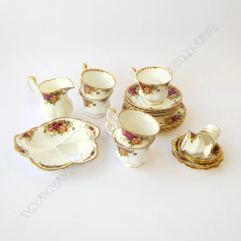 23 PCS ROYAL ALBERT OLD COUNTRY ROSES – SERVING DISH, 5 TRIOS, JUG, 2 EGG CUPS, 4 DISHES Image 1++