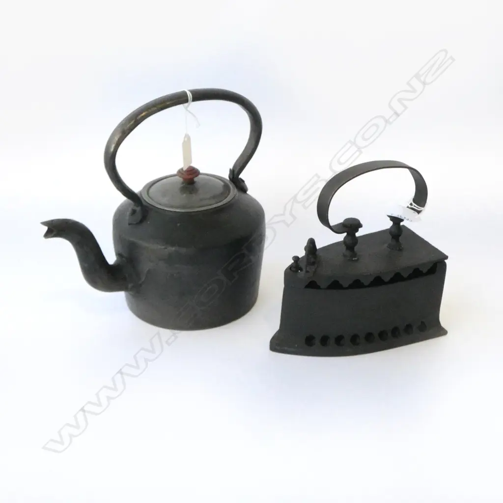 CAST IRON TEAPOT H.250mm + IRON Image 1++