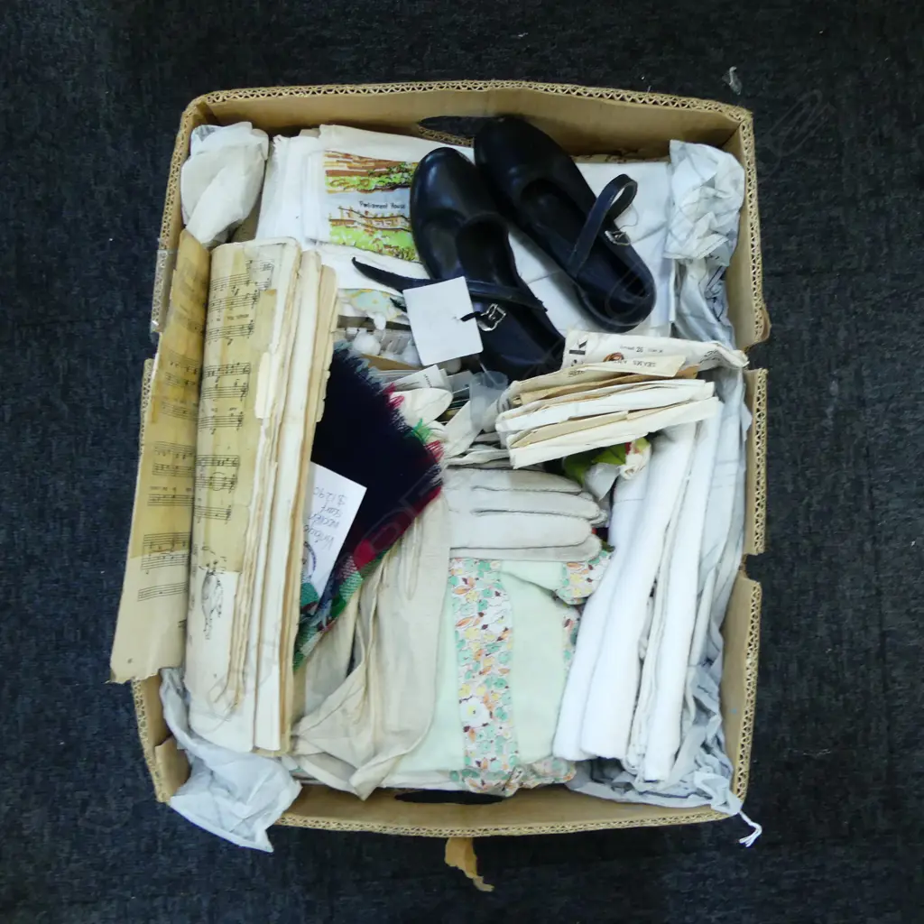 VINTAGE LINENS, BUTTONS ETC Image 1++