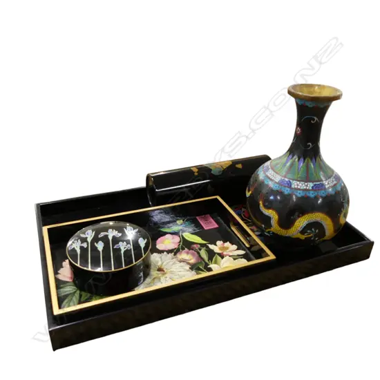 2 TRAYS 310x510mm, 2 PCES LACQUERWARE, CLOISONNE VASE AF H.255mm