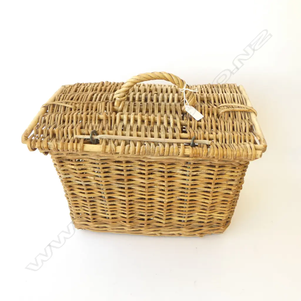 VINTAGE WICKER PICNIC BASKET Image 1++