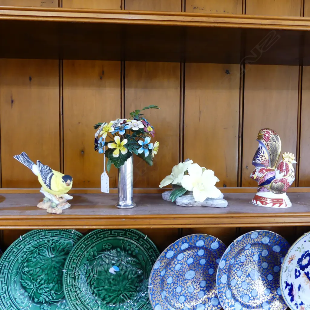 4 PCES; ROYAL WORCESTER IMARI COCKEREL 135mm, BOEHM GOLDFINCH & YELLOW RHODODENDRON + METAL BOUQUET OF FLOWERS H.170mm Image 1++