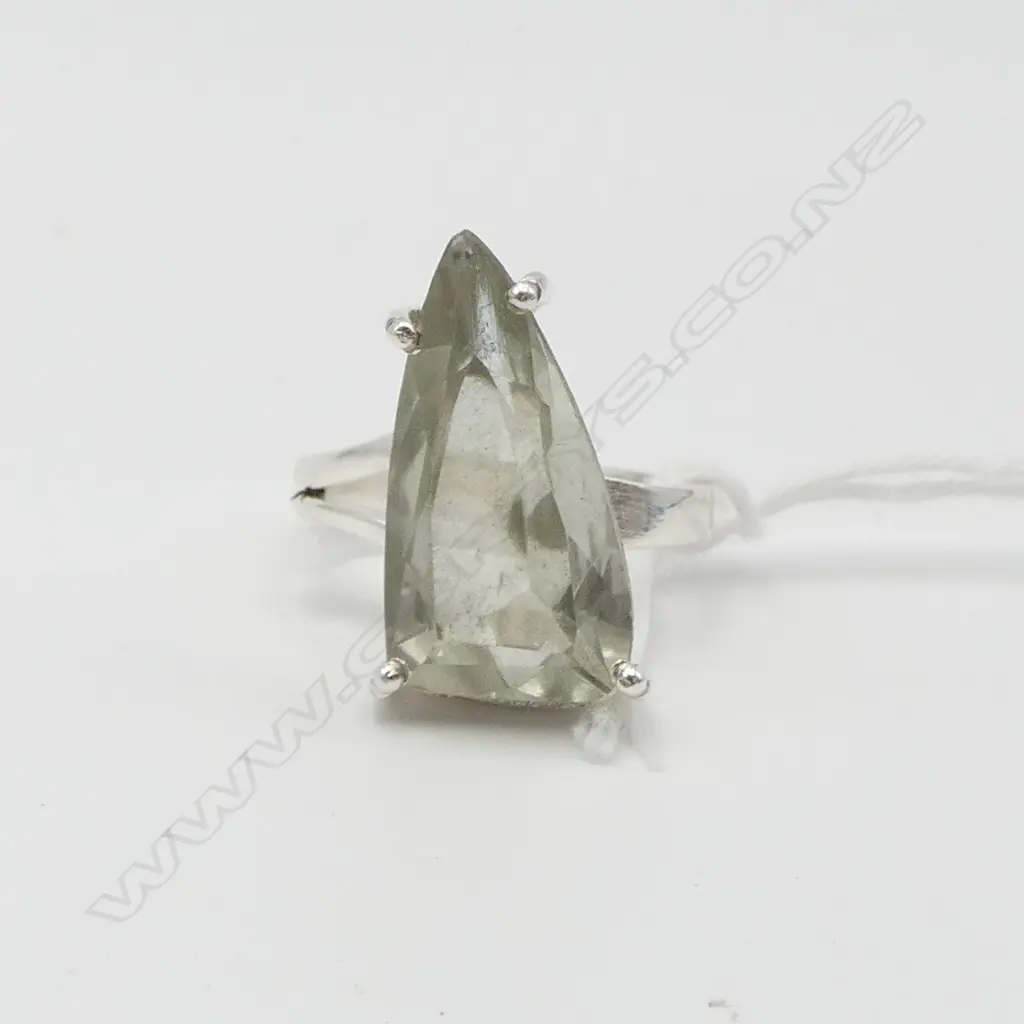 SILVER & GREEN AMETHYST RING, SIZE R Image 1++