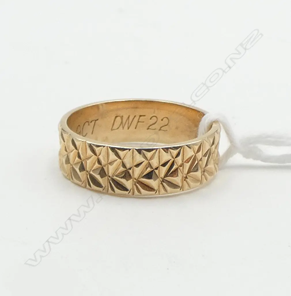 9ct YELLOW GOLD VINTAGE RETRO DESIGN BAND RING size M 1/2. 3.17gms Image 1++