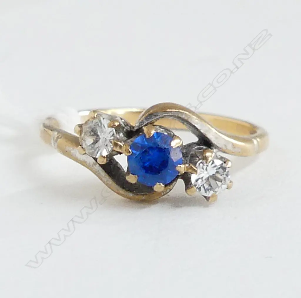 9ct GOLD BLUE & CLEAR 3 STONE RING 2.5gms SIZE O Image 1++