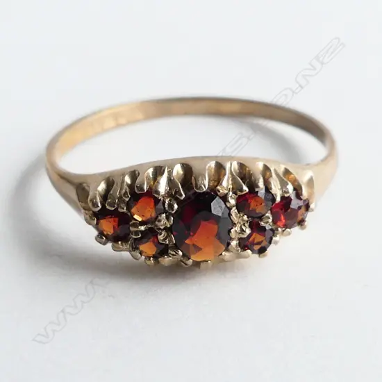 9ct GOLD GARNET CLUSTER RING SIZE L. Hallmarked. 1.38gms