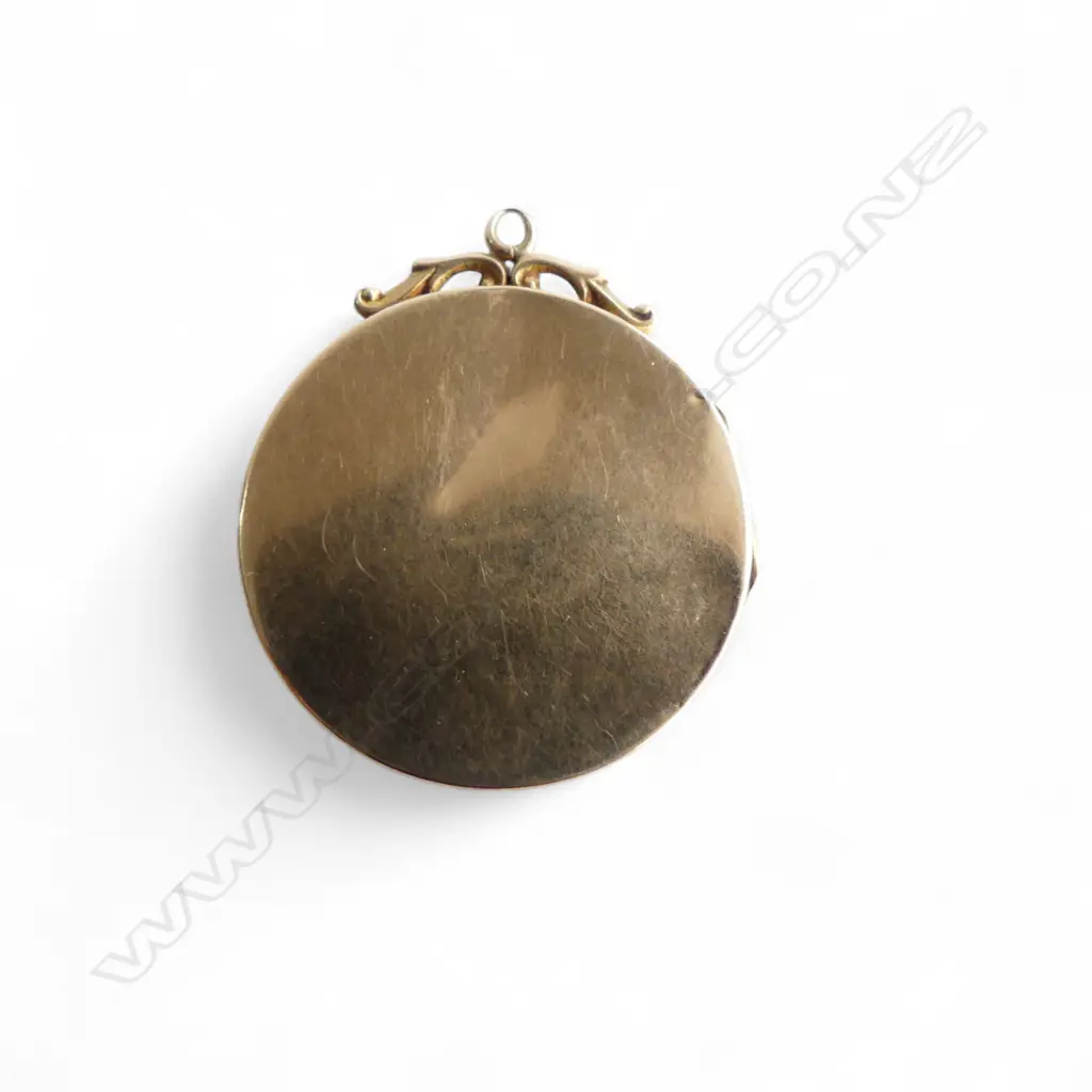 9ct GOLD LOCKET 4.48gms 2 photos to interior DENT TO BACK Image 1++