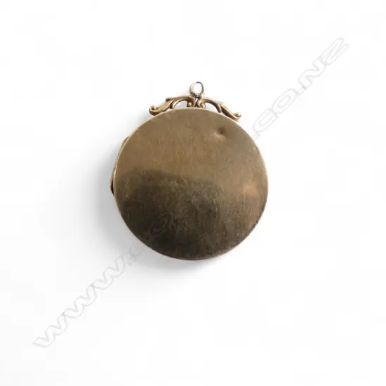 9ct GOLD LOCKET 4.48gms 2 photos to interior DENT TO BACK