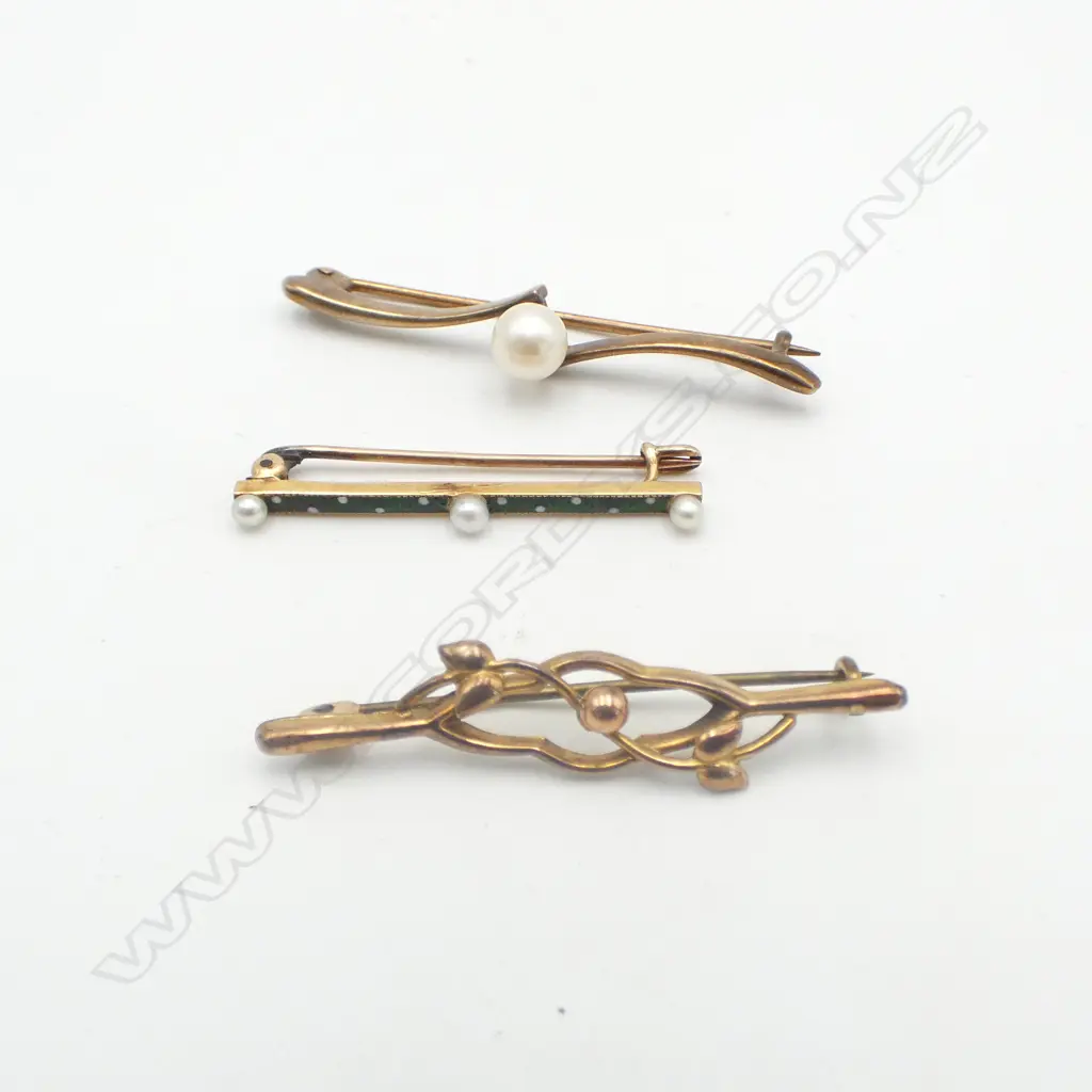 3 9ct GOLD BAR BROOCHES: 2 with pearls. 6.8gms Image 1++