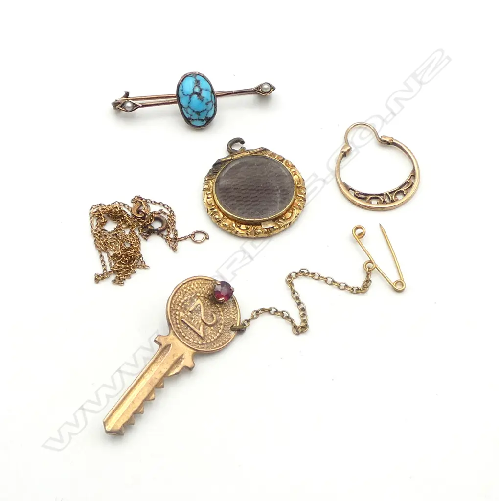 9ct JEWELLERY: turquoise brooch + earring + 21st key + chain 8gms + gilt locket Image 1++