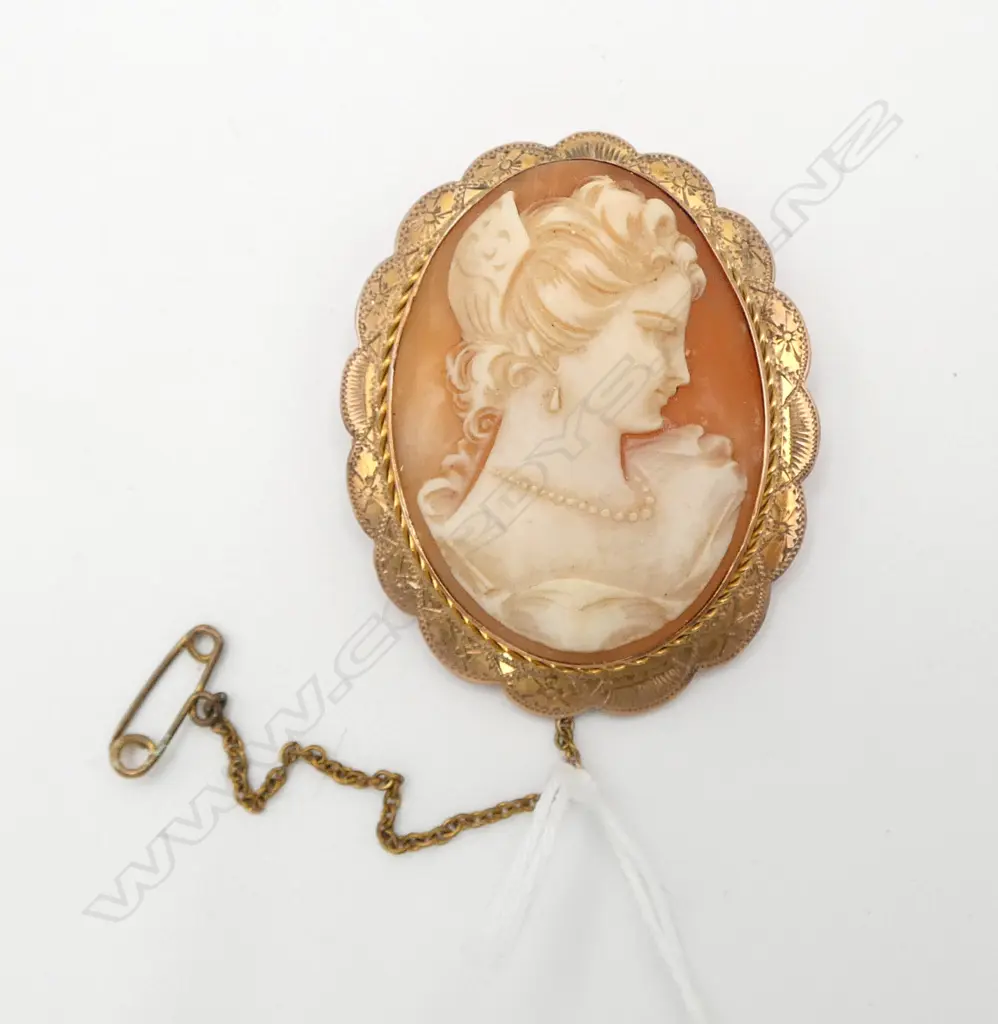 9ct GOLD FRAMED CAMEO woman in profile carved shell 15gms Image 1++