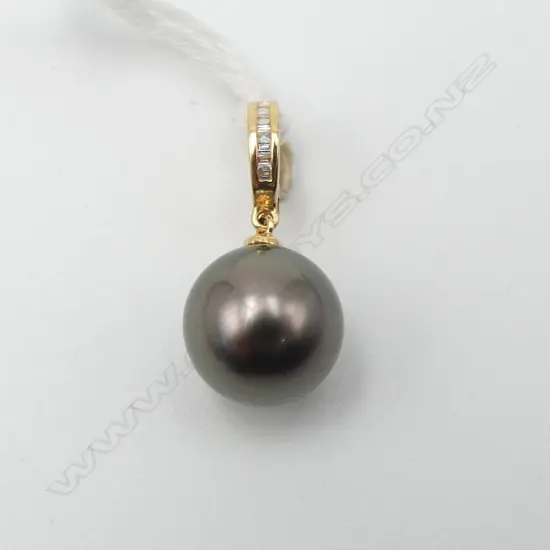 18CT GOLD TAHITIAN PEARL AND DIAMOND PENDANT (val $2,395) ATTACHED