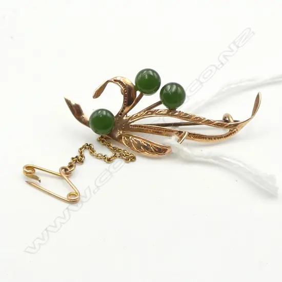 9ct GOLD GREENSTONE LEAF BROOCH 3.85gms