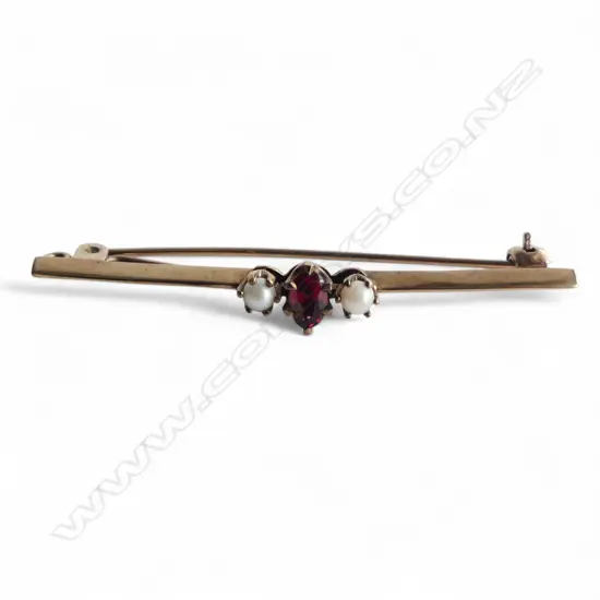 (14) 9CT GOLD GARNET AND PEARL BAR BROOCH 2.36gms VALUATION ATTACHED