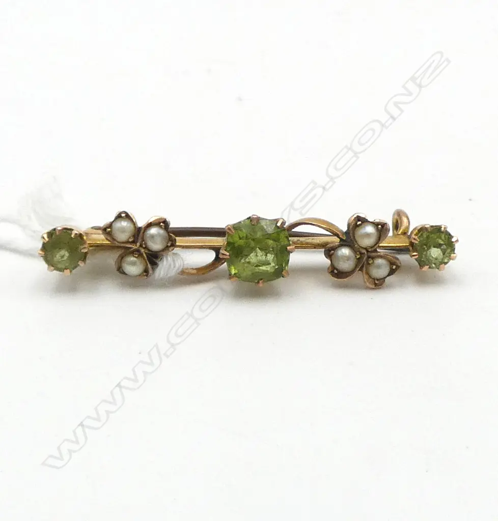 VICTORIAN 9ct GOLD, SEED PEARL & PERIDOT BAR BROOCH, 3.64gms Image 1++