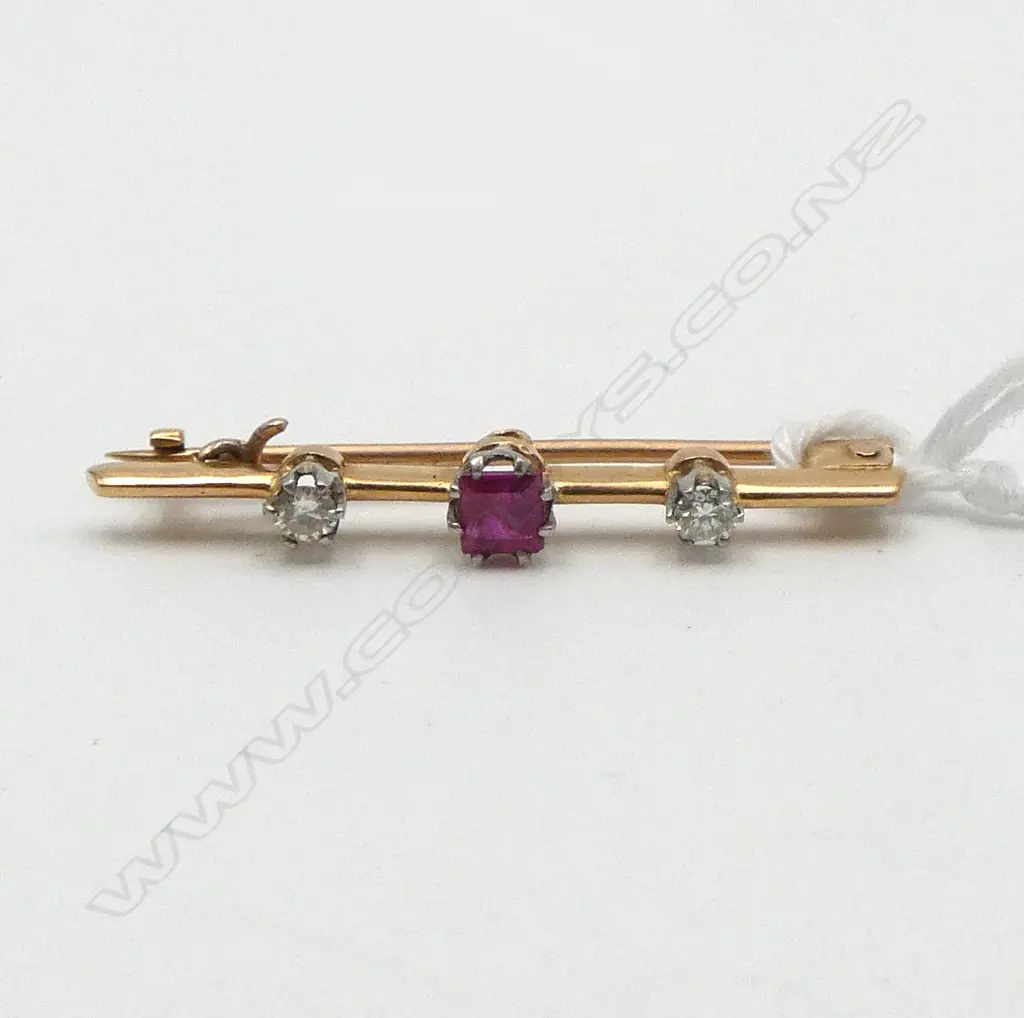 VICTORIAN 18ct GOLD, DIAMOND & RUBY? BAR BROOCH 2.26gms  Image 1++