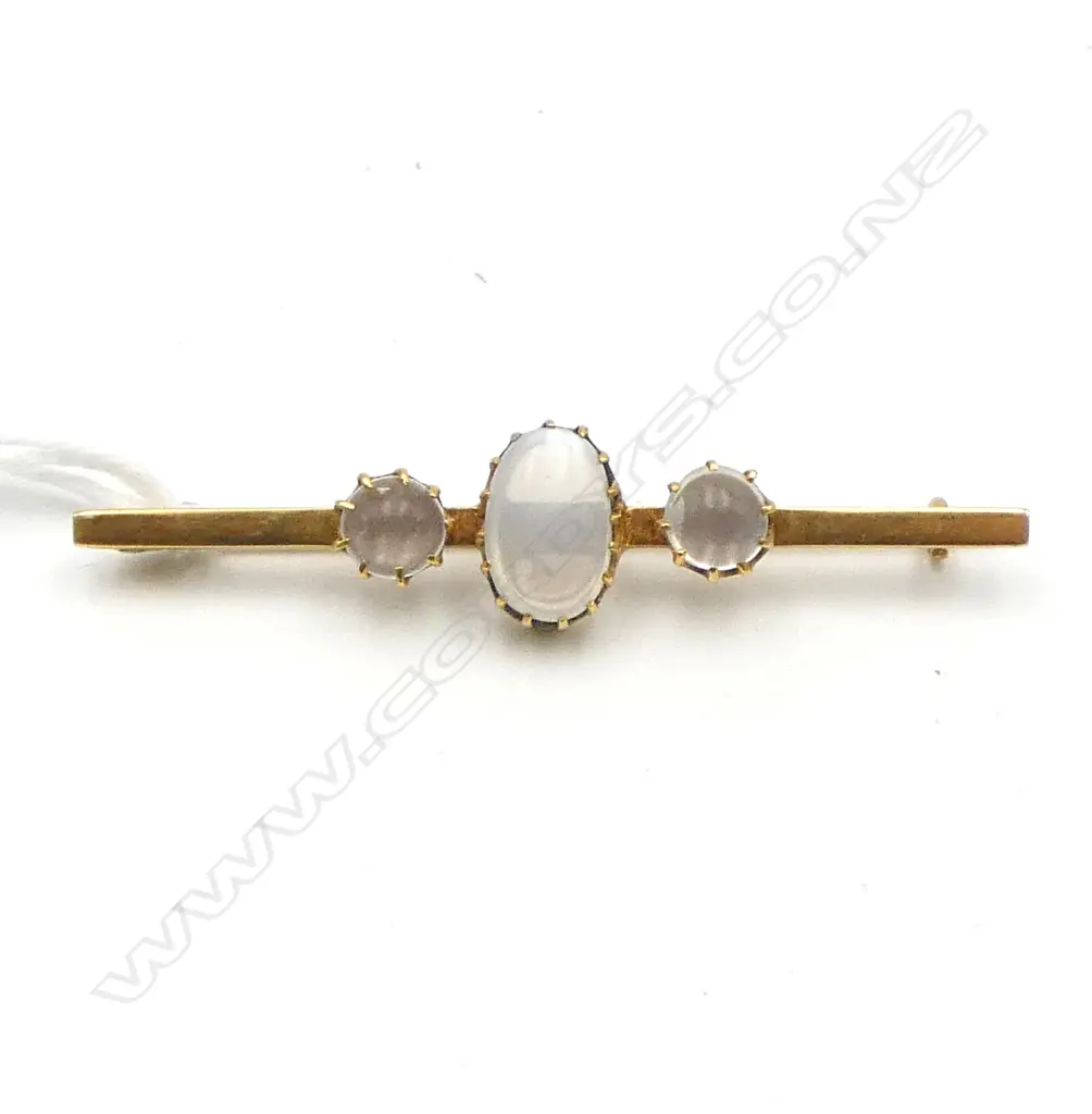 9ct GOLD MOONSTONE BAR BROOCH, 3.48gms Image 1++