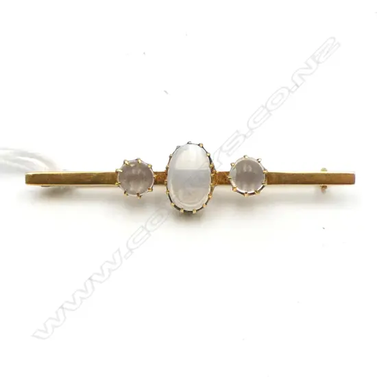 9ct GOLD MOONSTONE BAR BROOCH, 3.48gms
