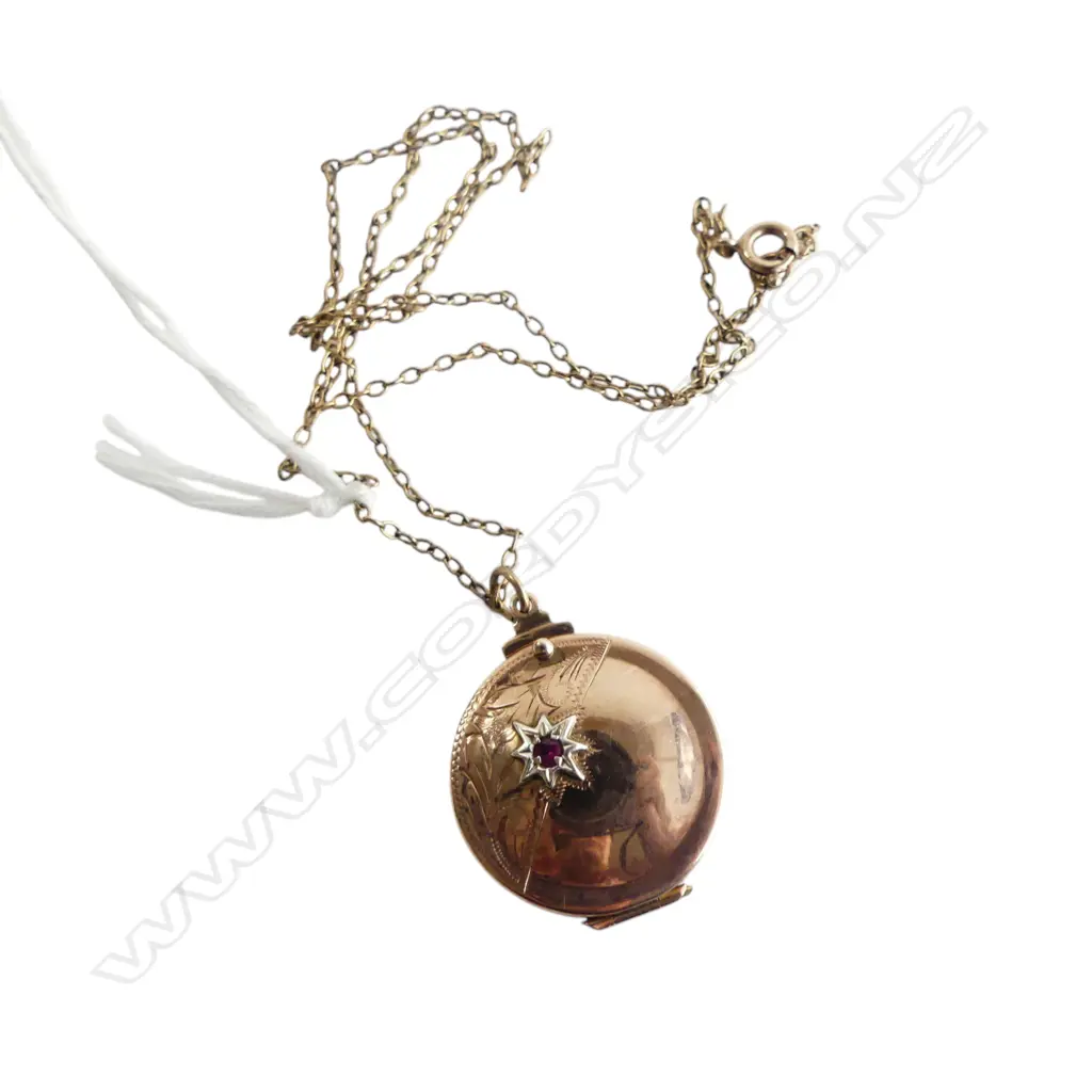 9ct GOLD LOCKET ON ROLLED GOLD CHAIN 3.3gms Image 1++