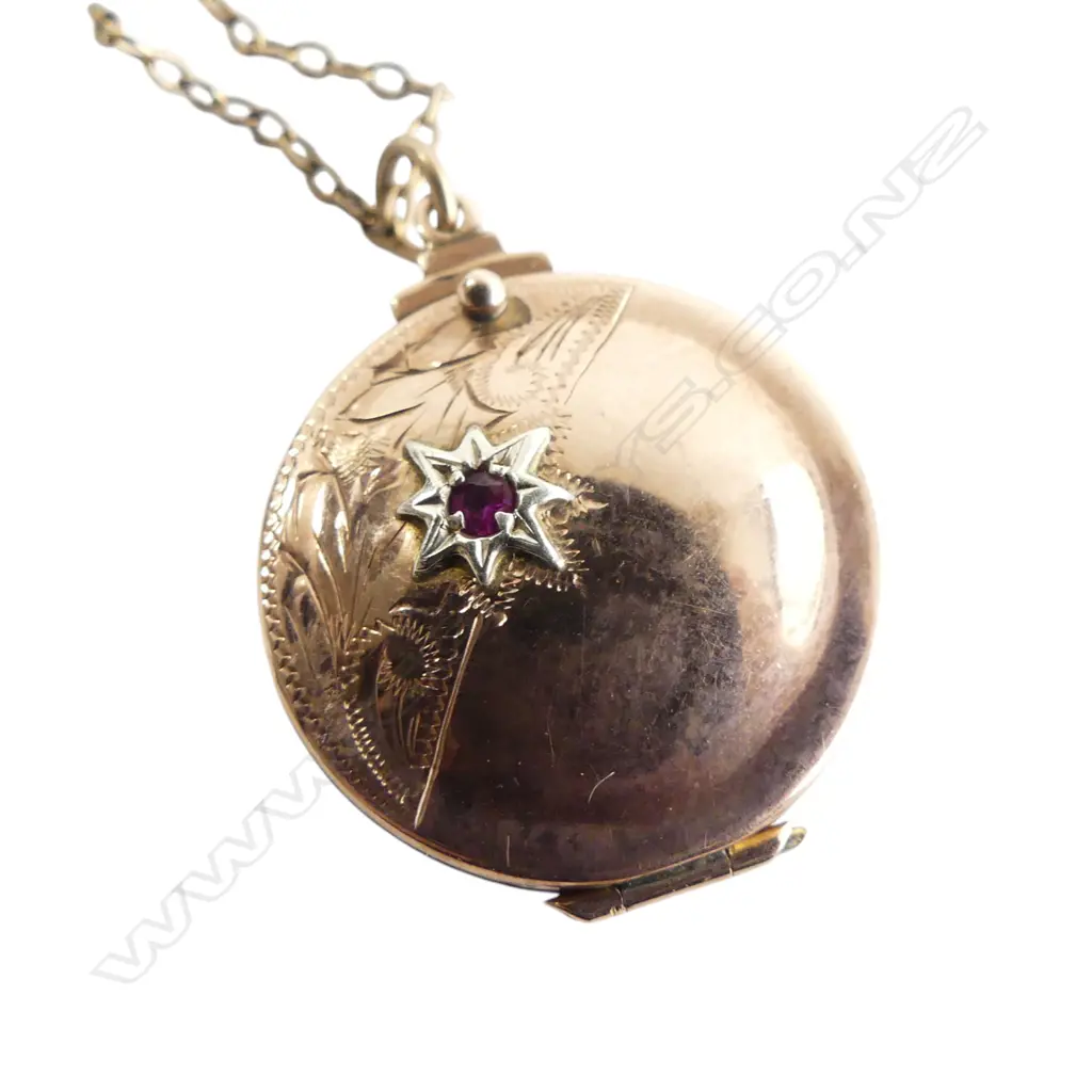9ct GOLD LOCKET ON ROLLED GOLD CHAIN 3.3gms Image 1++