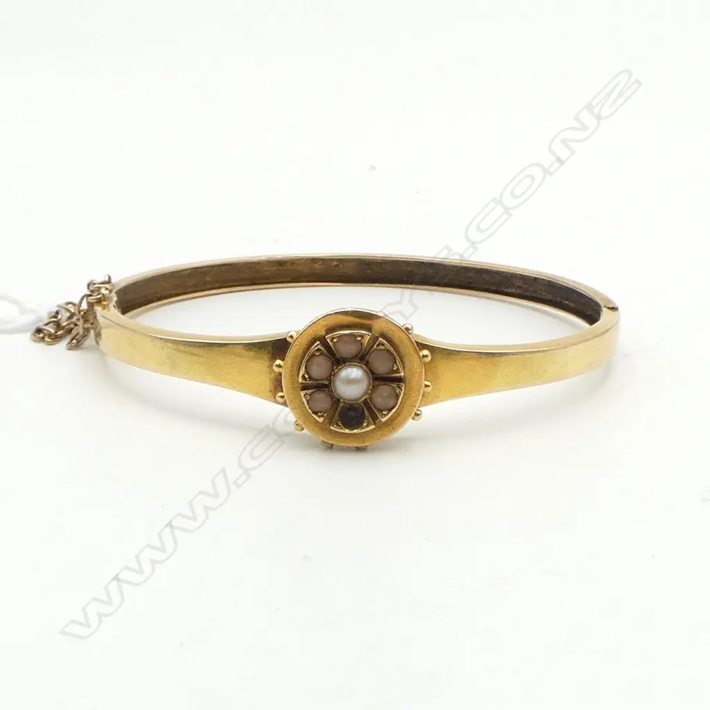 VICTORIAN 15ct GOLD BANGLE 1 small coral bead missing. 9gms Image 1++