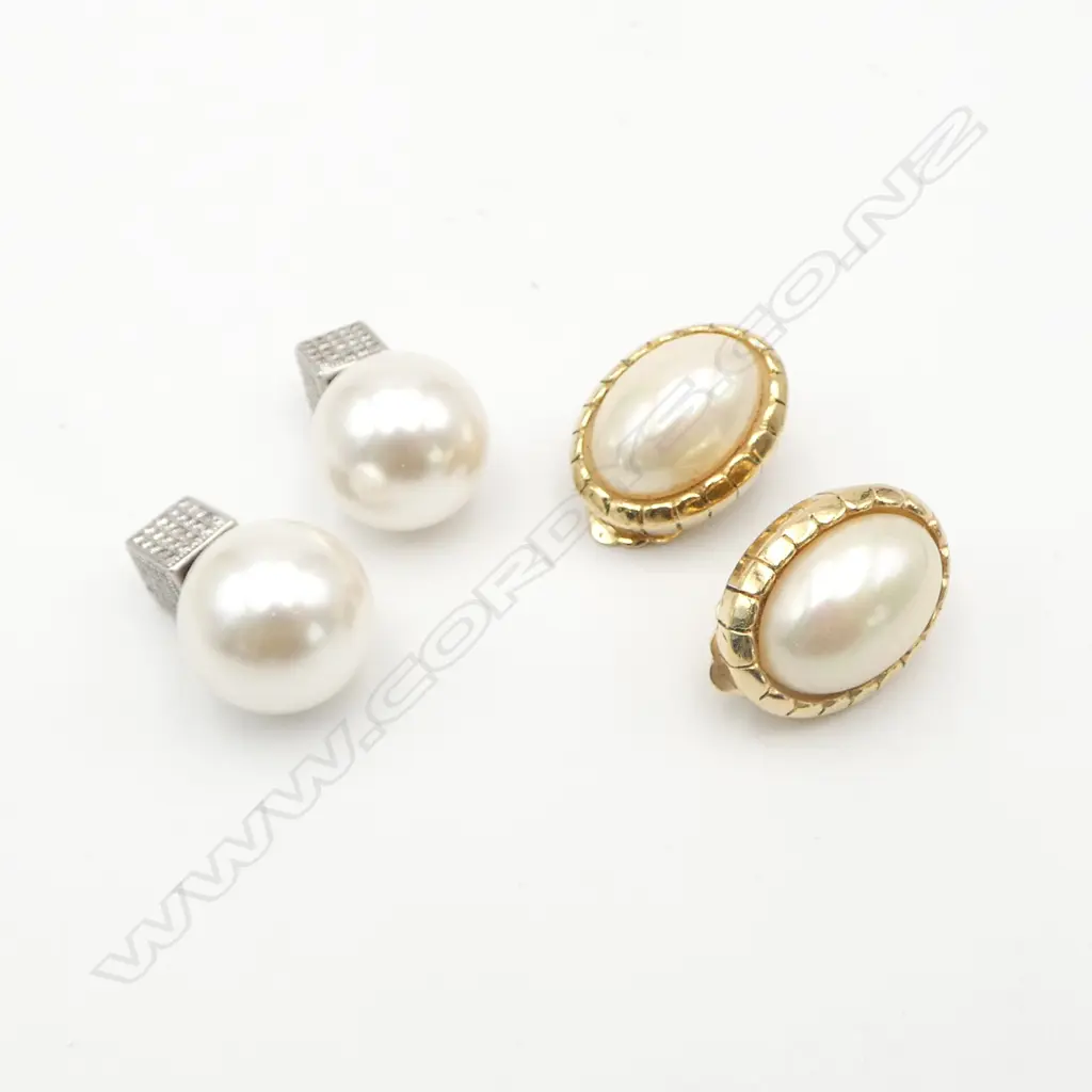 2 PRS 'DIOR' COSTUME PEARL EARRINGS Image 1++