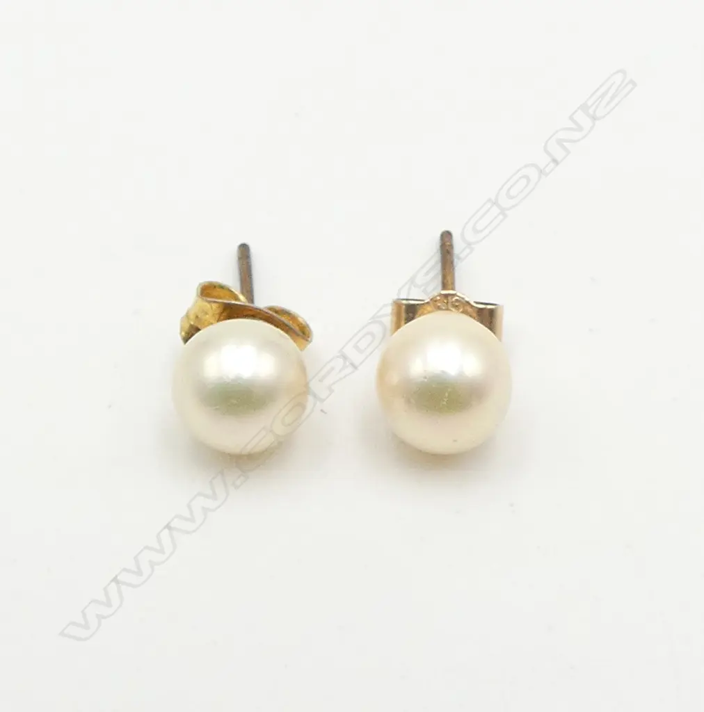 (21) PAIR 9CT GOLD AND PEARL EARRINGS STUDS VALUATION ATTACHED Image 1++