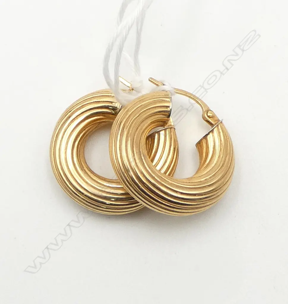 (26) PAIR 9CT GOLD HOOPED EARRINGS 3gms VALUATION ATTACHED Image 1++