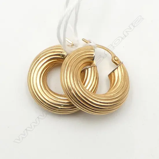 (26) PAIR 9CT GOLD HOOPED EARRINGS 3gms VALUATION ATTACHED