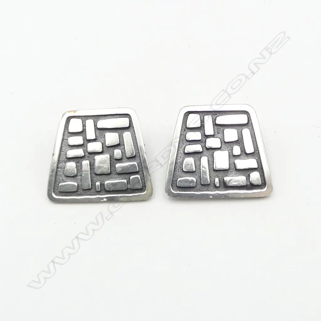 PR STG SILVER CLIP ON EARRINGS by PETER MINTURN. Stamped PM mark to reverse. 20x23mm Image 1++