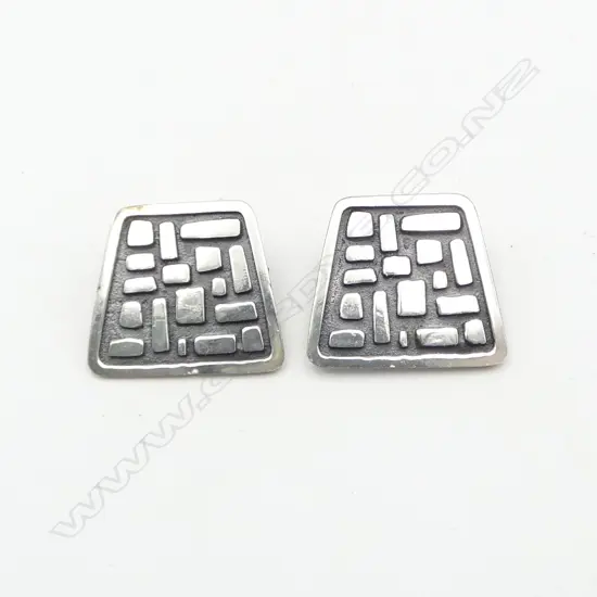 PR STG SILVER CLIP ON EARRINGS by PETER MINTURN. Stamped PM mark to reverse. 20x23mm