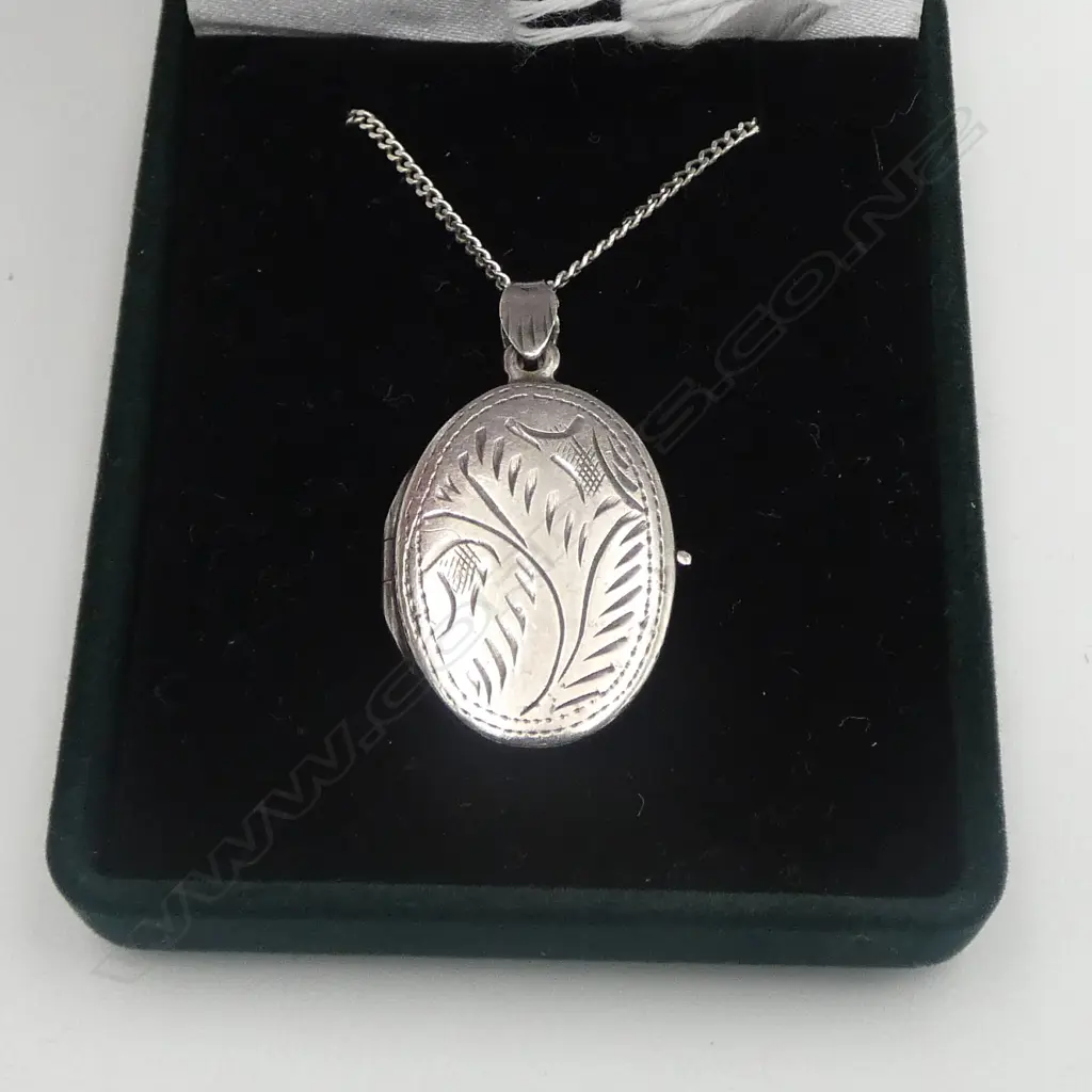 STG SILVER PENDANT LOCKET + CHAIN 6.8gms Image 1++
